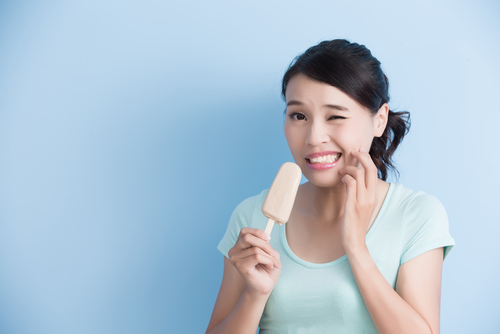 woman have sensitive teeth with icecream-img-blog